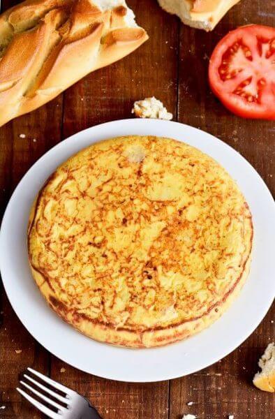 Gesunde spanische Tortilla aus der Heißluftfritteuse -Servierte gesunde spanische Tortilla de Patata auf einem Teller
