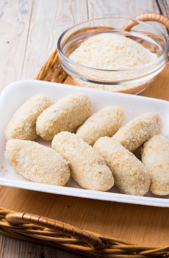 Spanische Kroketten Rezept — Noch ungebackene Croquetas, frisch paniert und bereit zum Frittieren