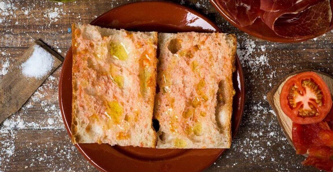 Spanisches Tomatenbrot (Pa amb Tomàquet) - Zwei Scheiben Pa amb tomàquet auf einem Teller – Spanisches Tomatenbrot Rezept