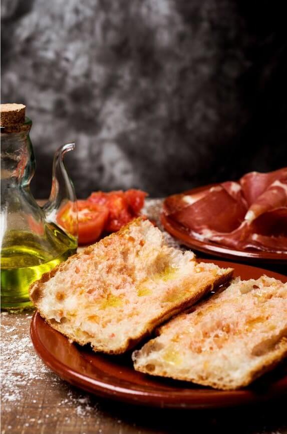 Tomate auf geröstetem Brot reiben – Pa amb Tomàquet zubereiten