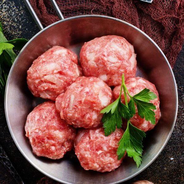 Spanische Hackbällchen Rezept in der Vorbereitung – spanische Küche Spanische Albóndigas in Tomatensauce Rezept - Frisch geformte Hackbällchen vor dem Braten. Hackbällchen Rezept