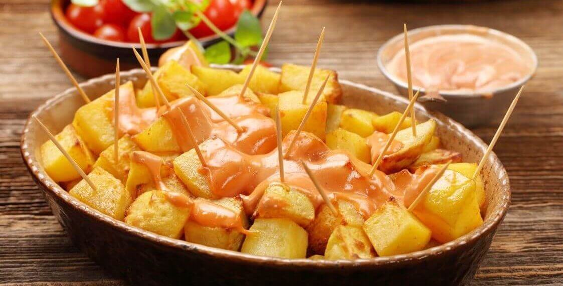 Spanische Rezept Patatas Bravas – traditionelles spanisches Gericht mit würziger Sauce