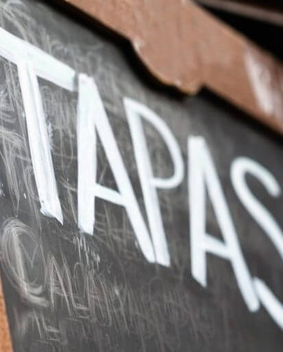 Patatas Bravas Heißluftfritteuse Rezept – typische Bar mit Pizarra und Schriftzug Tapas