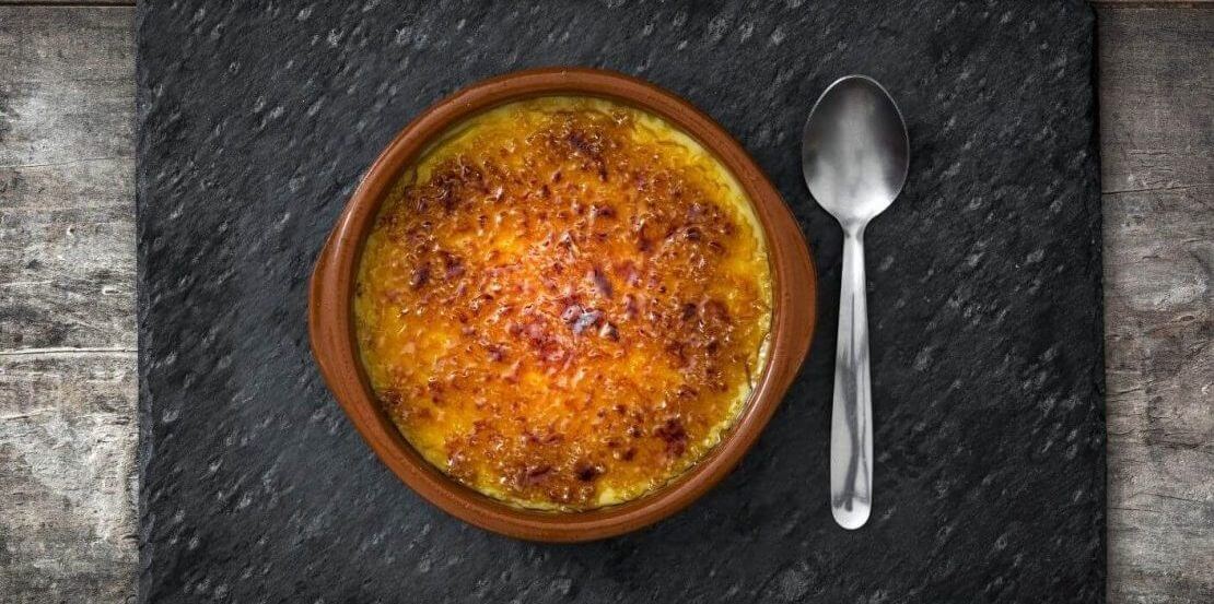 Crema Catalana Original – Spanisches Dessert mit karamellisierter Zuckerschicht von oben