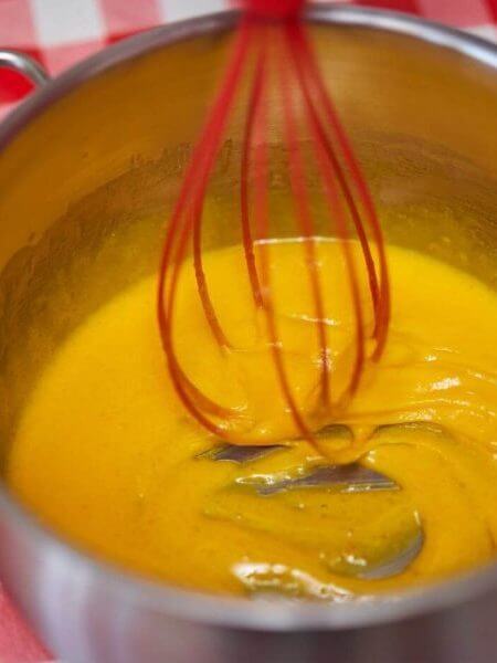 Crema Catalana Original Zubereitung – Eigelb mit Zucker cremig verrühren