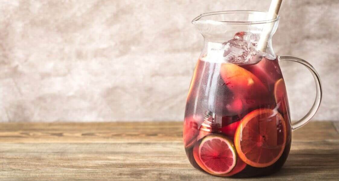 Sangria Rezept – frische Sangria in einer Glas-Karaffe mit Obst