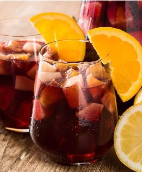 Sangria selber machen – servierte Sangria in Gläsern mit Orangenscheiben
