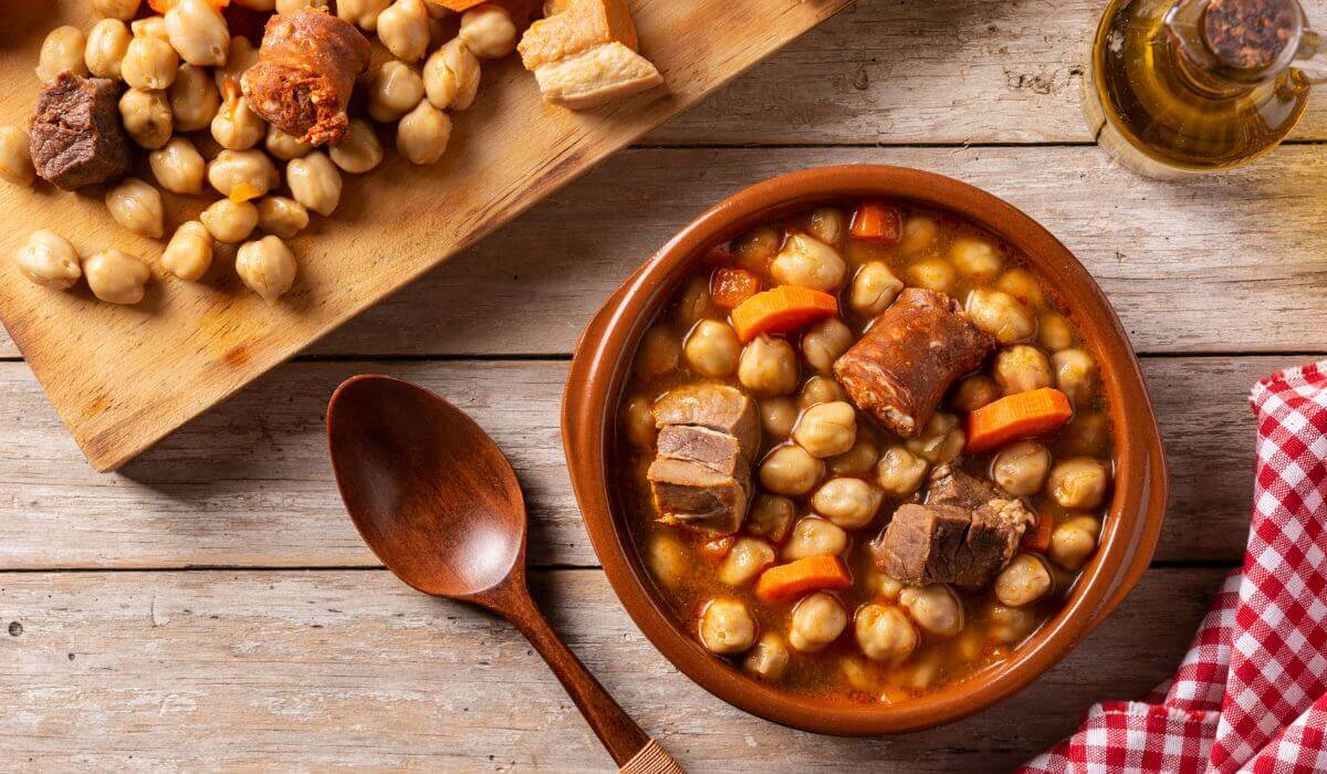Cocido Madrileño traditionell serviert im spanischen Tontopf