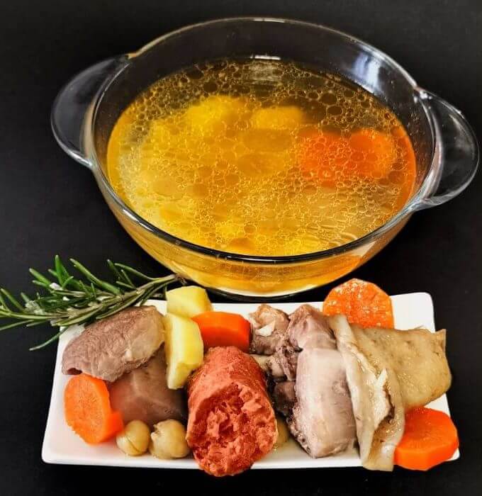 Cocido Madrileño: Brühe und feste Zutaten getrennt präsentiert