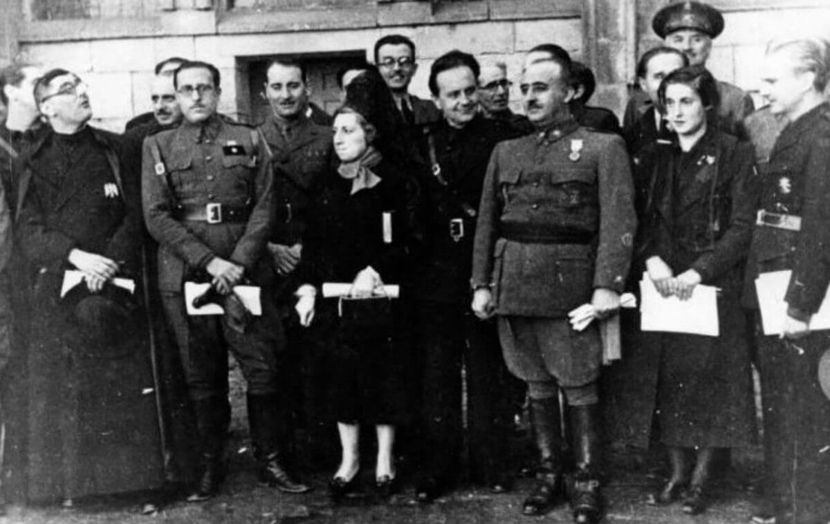 Francisco Franco mit Führern der Falange 1937 – historische Hintergründe der spanischen Essgewohnheiten