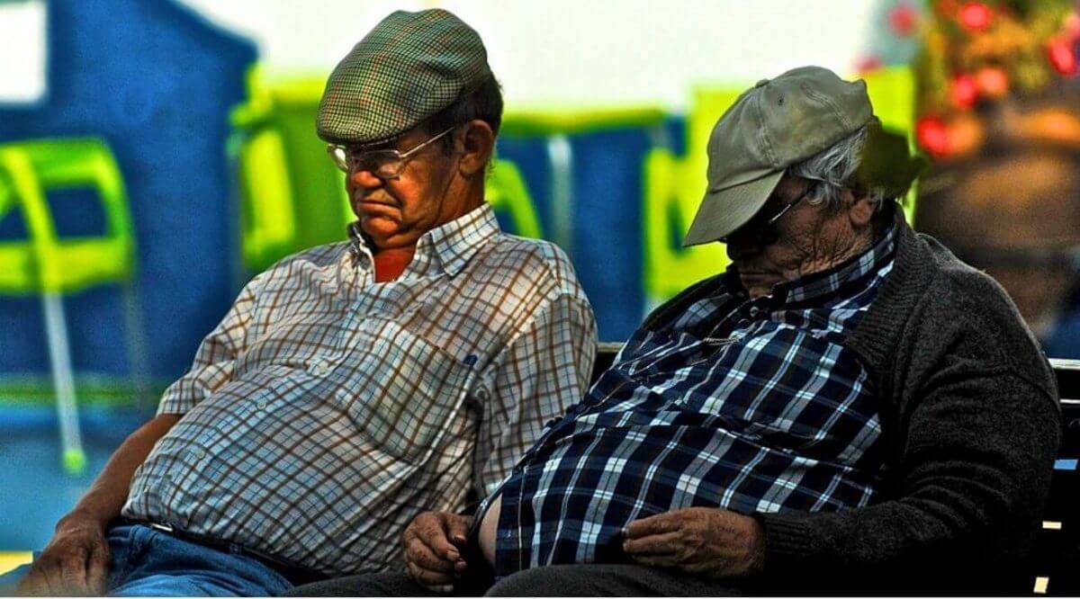 Essgewohnheiten in Spanien. Großeltern schlafen Siesta in Spanien – Einfluss auf späte Essenszeiten und spanische Esskultur