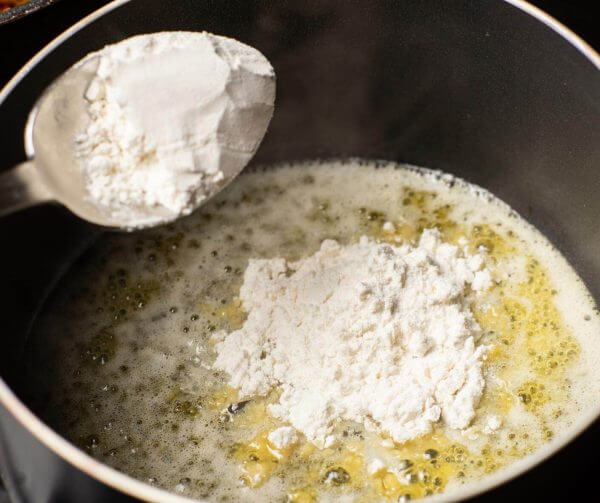 Zubereitung der Kroketten im Airfryer – Mehl in Butter geben für die Béchamel