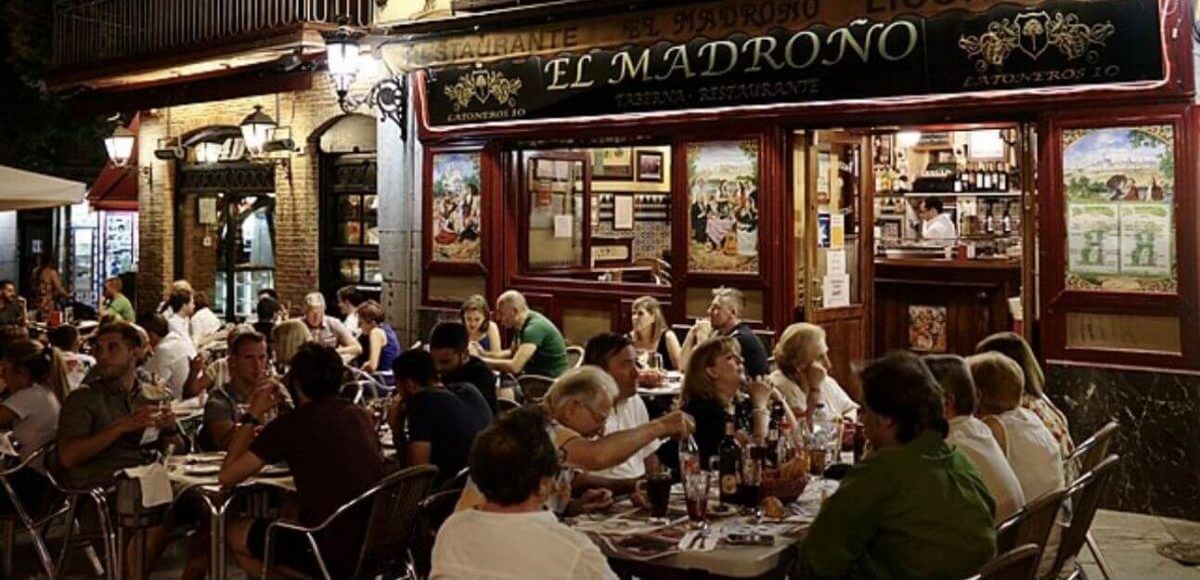 spanische-restaurantterrasse-nacht.jpg Essgewohnheiten in Spanien. Spanische Restaurantterrasse bei Nacht – späte Essenszeiten und soziale Esskultur