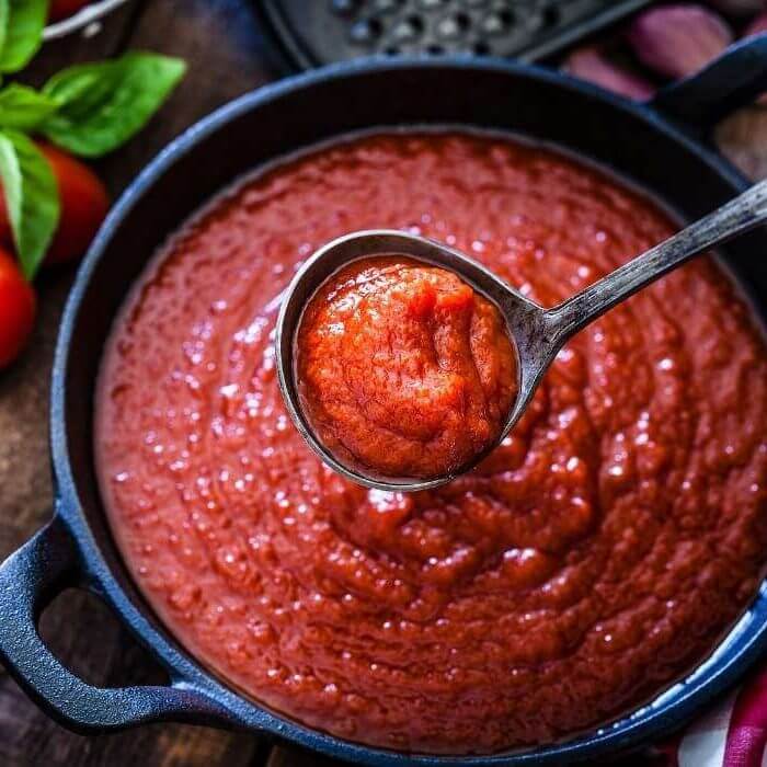 Gesunde Tomatensauce in einem Topf, bereit für spanische Hackbällchen