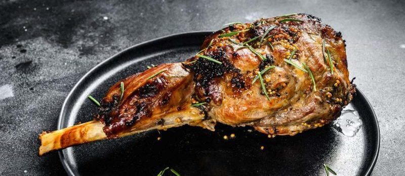 Spanische Lammkeule Rezept zu Weihnachten, servierte Lammkeule ohne Beilagen, mit Rosmarin garniert