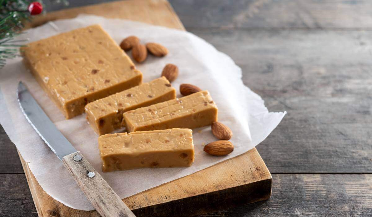 Turron de Jijona Rezept: weiche Tafel mit geschnittenen Stücken