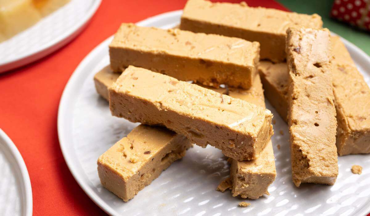 Turron de Jijona Rezept: Riegel auf einem Teller, servierbereit