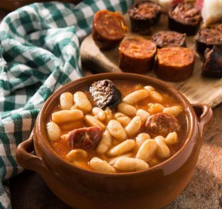 Fabada Asturiana im Teller mit würzigem Chorizo, traditionelles spanisches Eintopf-Rezept