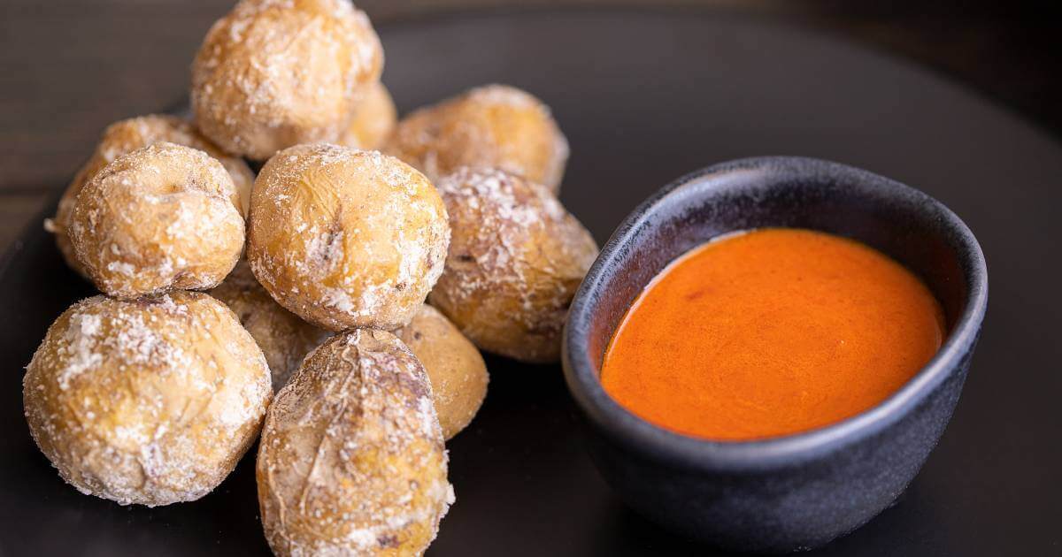 Kanarische Kartoffeln Rezept – Papas Arrugadas mit weißer Salzkruste auf Teller
