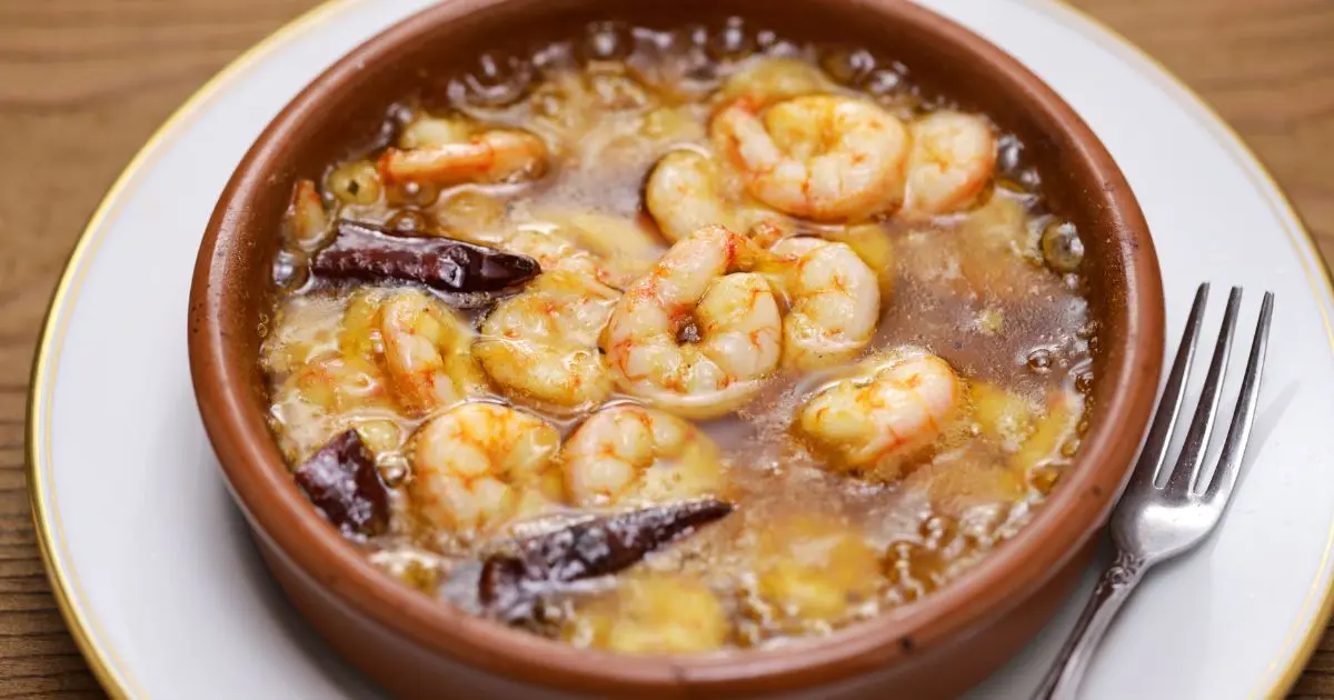 Gambas al Ajillo in der Cazuela mit noch sprudelndem Olivenöl – frisch aus der Pfanne