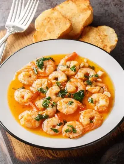 Gambas al Ajillo serviert mit Weißbrot zum Tunken – spanische Tapas zu Hause