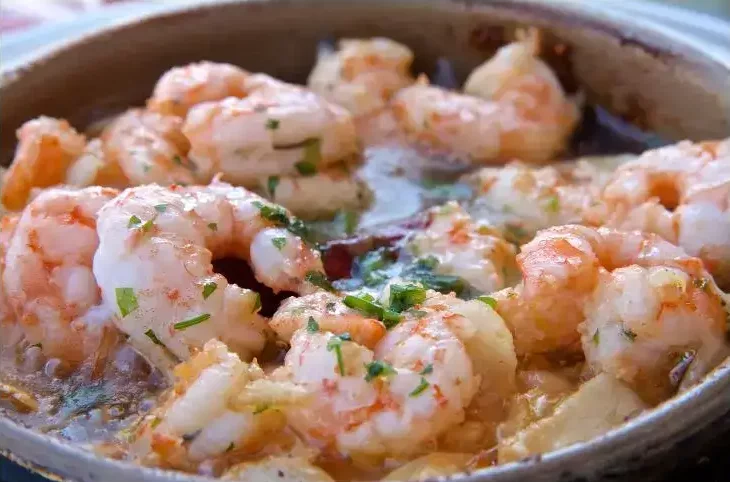 Gambas al Ajillo Nahaufnahme – Knoblauchgarnelen in Olivenöl mit Chili