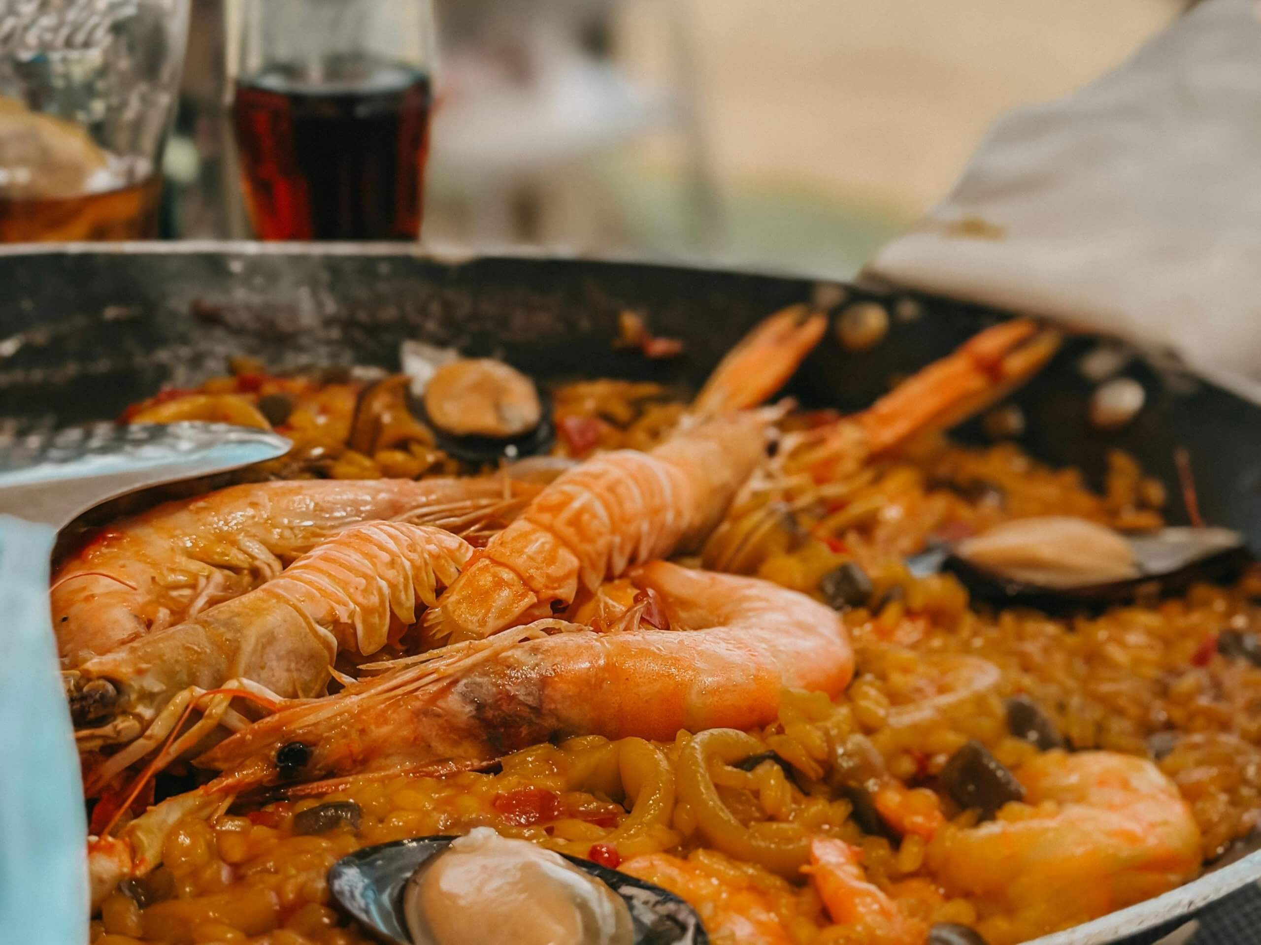 Nahaufnahme der Paella de Marisco mit gut sichtbaren Zutaten wie Garnelen, Muscheln und Reis