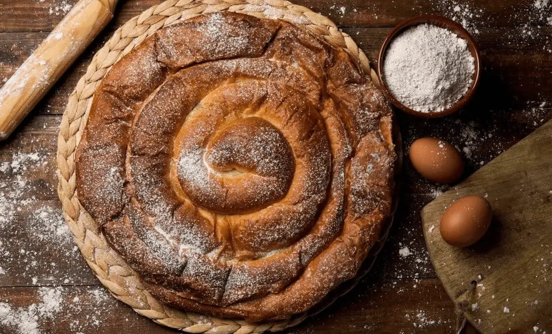 Ensaimada Rezept – mallorquinische Hefeschnecke mit Puderzucker frisch gebacken