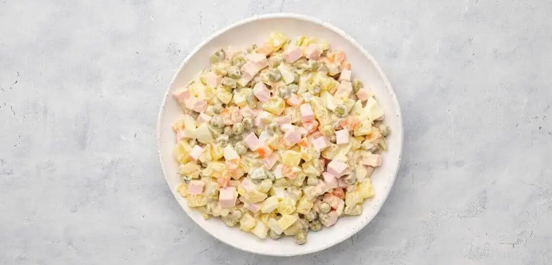 Ensaladilla Rusa Rezept – spanischer Kartoffelsalat mit Thunfisch auf weißem Teller