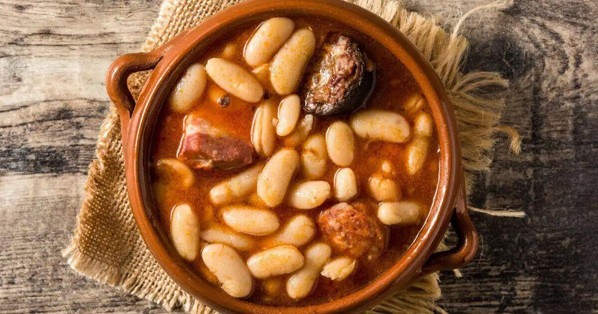 Fabada Rezept Original – spanischer Bohneneintopf mit Chorizo und Morcilla