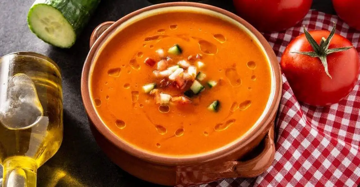 Gazpacho Rezept Original – kalte andalusische Tomatensuppe frisch serviert
