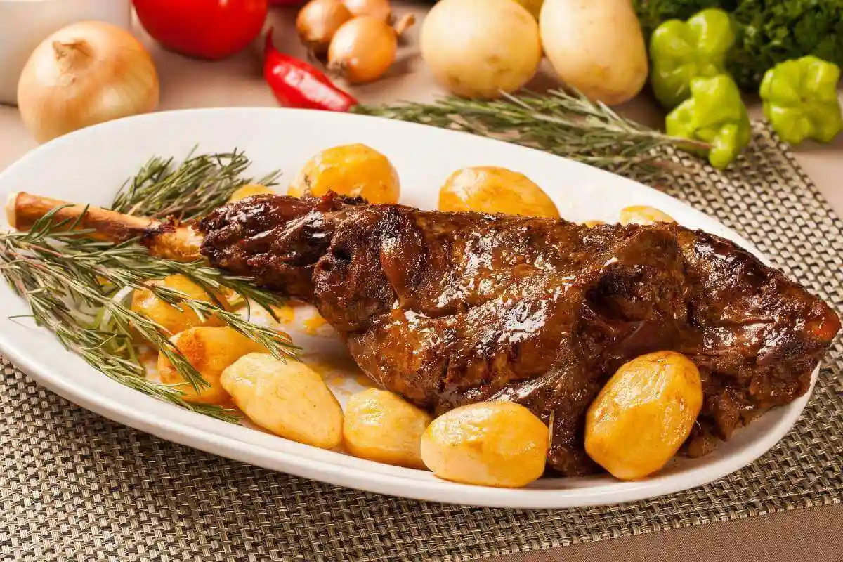 Lammkeule Spanisch mit Knoblauch und Rosmarin im Ofen – Cordero Asado nach spanischer Art