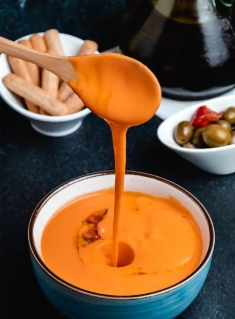 Salmorejo zubereiten – Tomaten pürieren und passieren