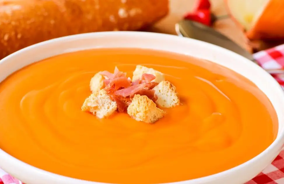 Salmorejo Rezept mit Brot und Jamón