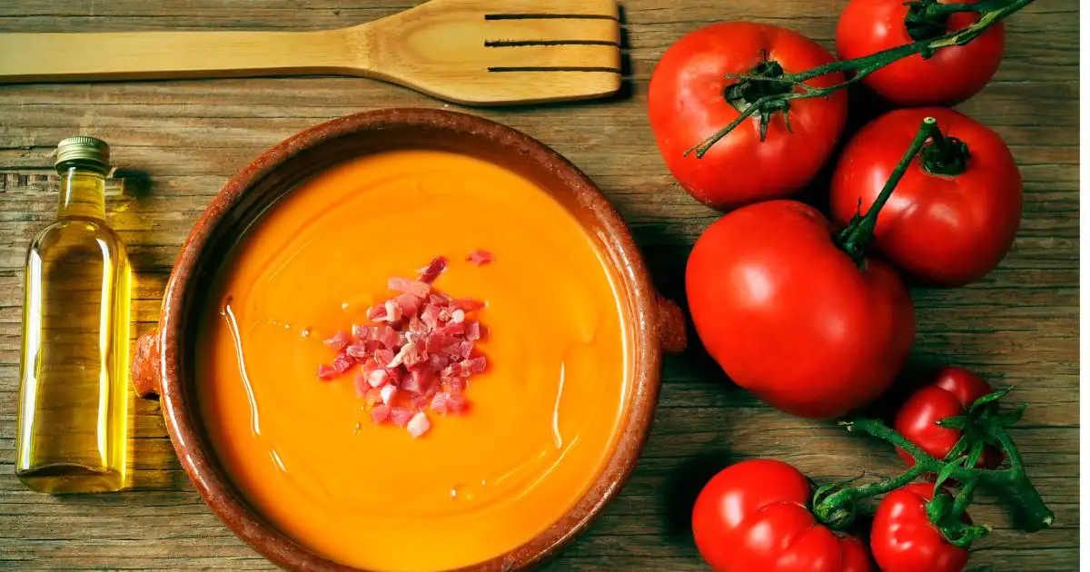 Salmorejo Rezept in einer weißen Schüssel mit Jamón – authentisch andalusisch