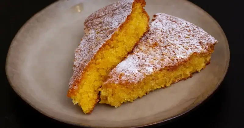 Zwei Stücke Tarta de Santiago auf einem Teller – saftiger spanischer Mandelkuchen