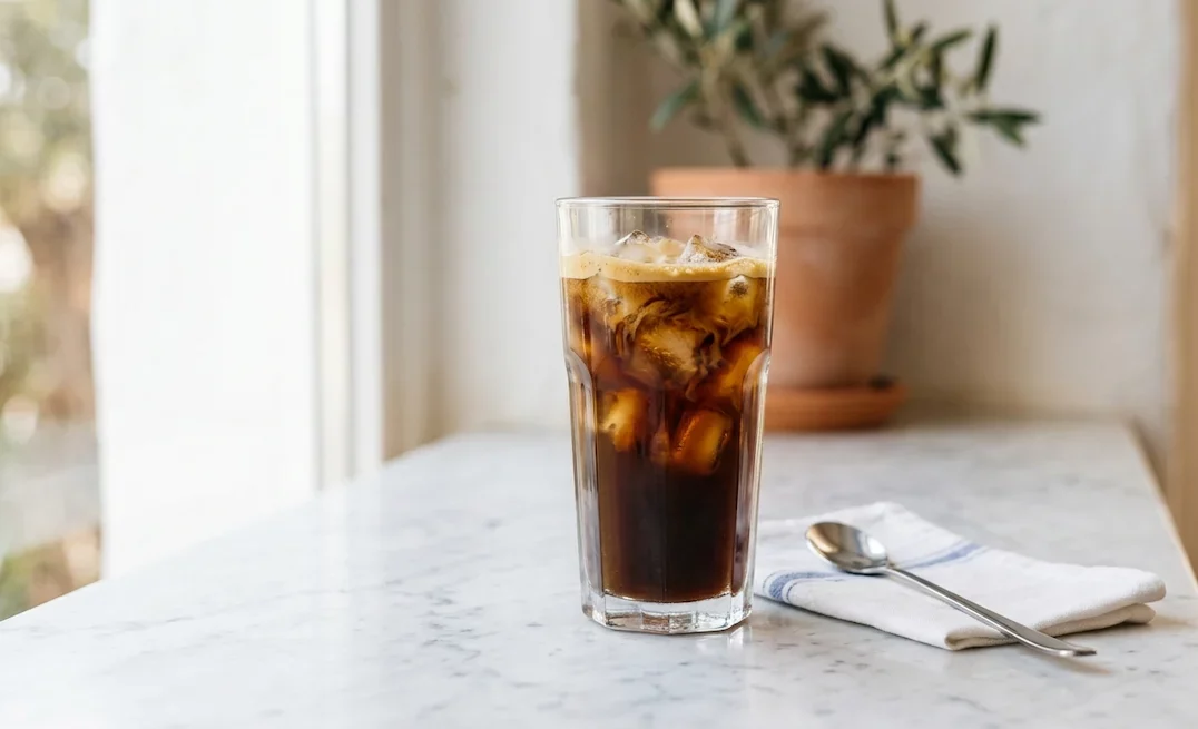Café con Hielo Rezept im Glas mit Eiswürfeln – spanischer Eiskaffee