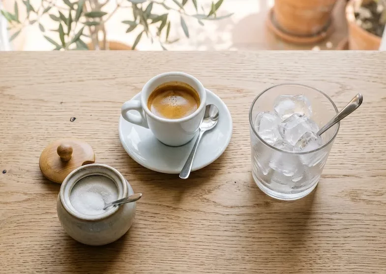 Zutaten für Café con Hielo – Espresso und Eiswürfel.
